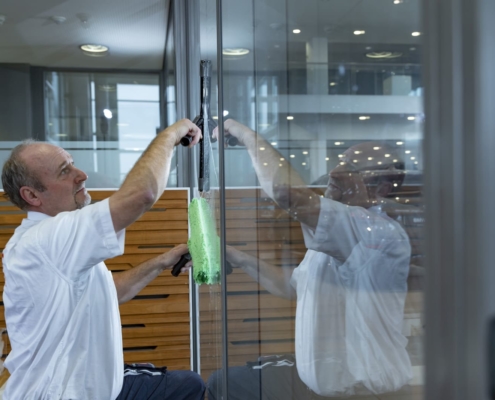 TKW Gebäudereinigung - Glas- und Fensterreinigung_Facharbeiter reinigt Fenster