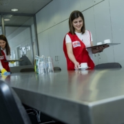 TKW Gebäudereinigung - Büroreinigung und Unterhaltsreinigung - Reinigungskräfte wischen Tisch und bereiten Konferenzraum vor