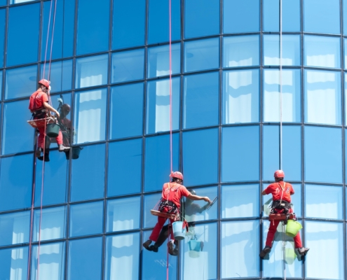 TKW Gebäudereinigung - Glas- und Fensterreinigung - Fassadenreinigung - Gesicherte Mitarbeiter reinigen Glasfassade