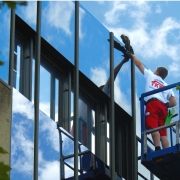 TKW Gebäudereinigung - Glas- und Fensterreinigung - Fassadenreinigung - Mitarbeiter auf Steiger