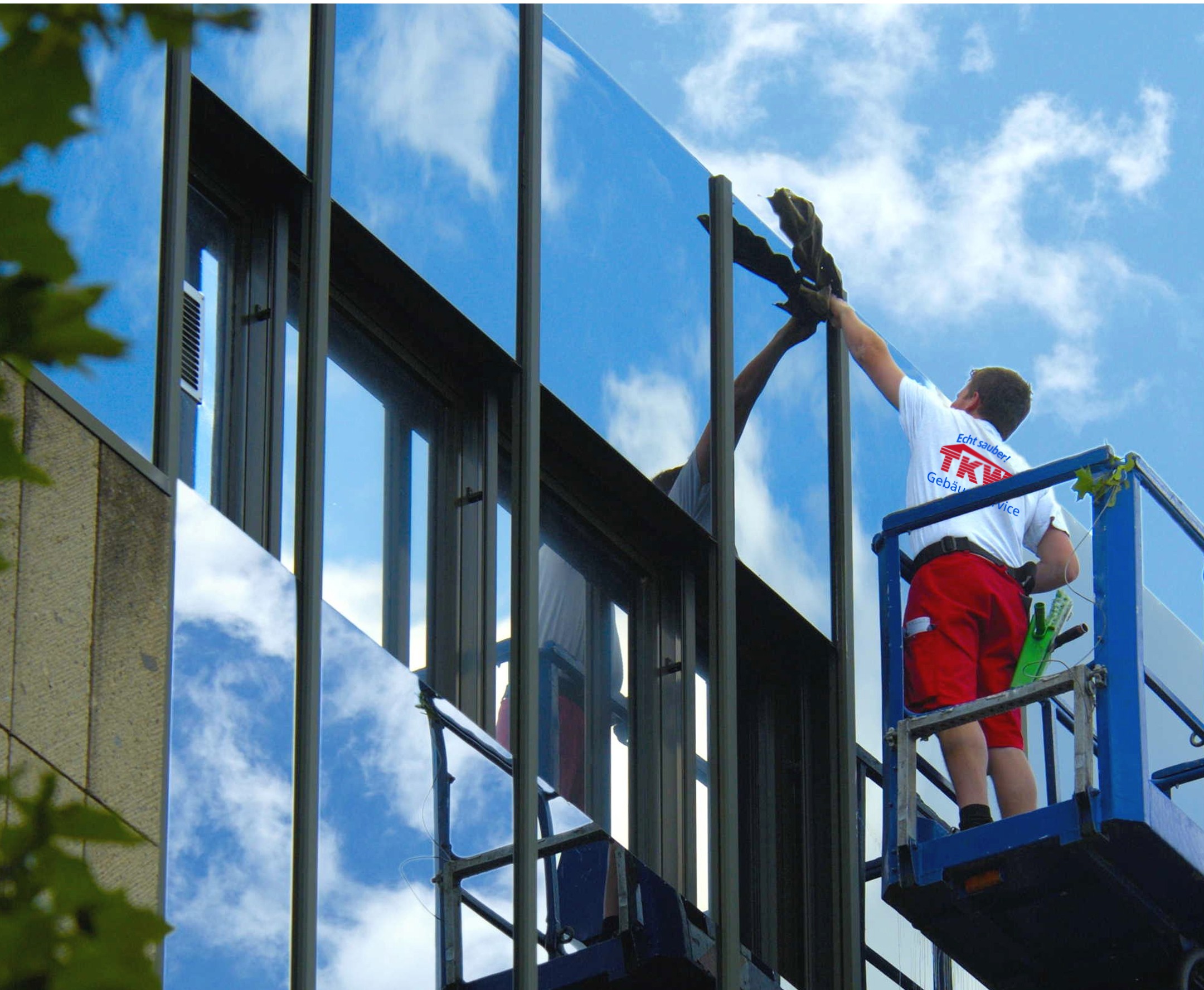 TKW Gebäudereinigung - Glas- und Fensterreinigung - Fassadenreinigung - Mitarbeiter auf Steiger